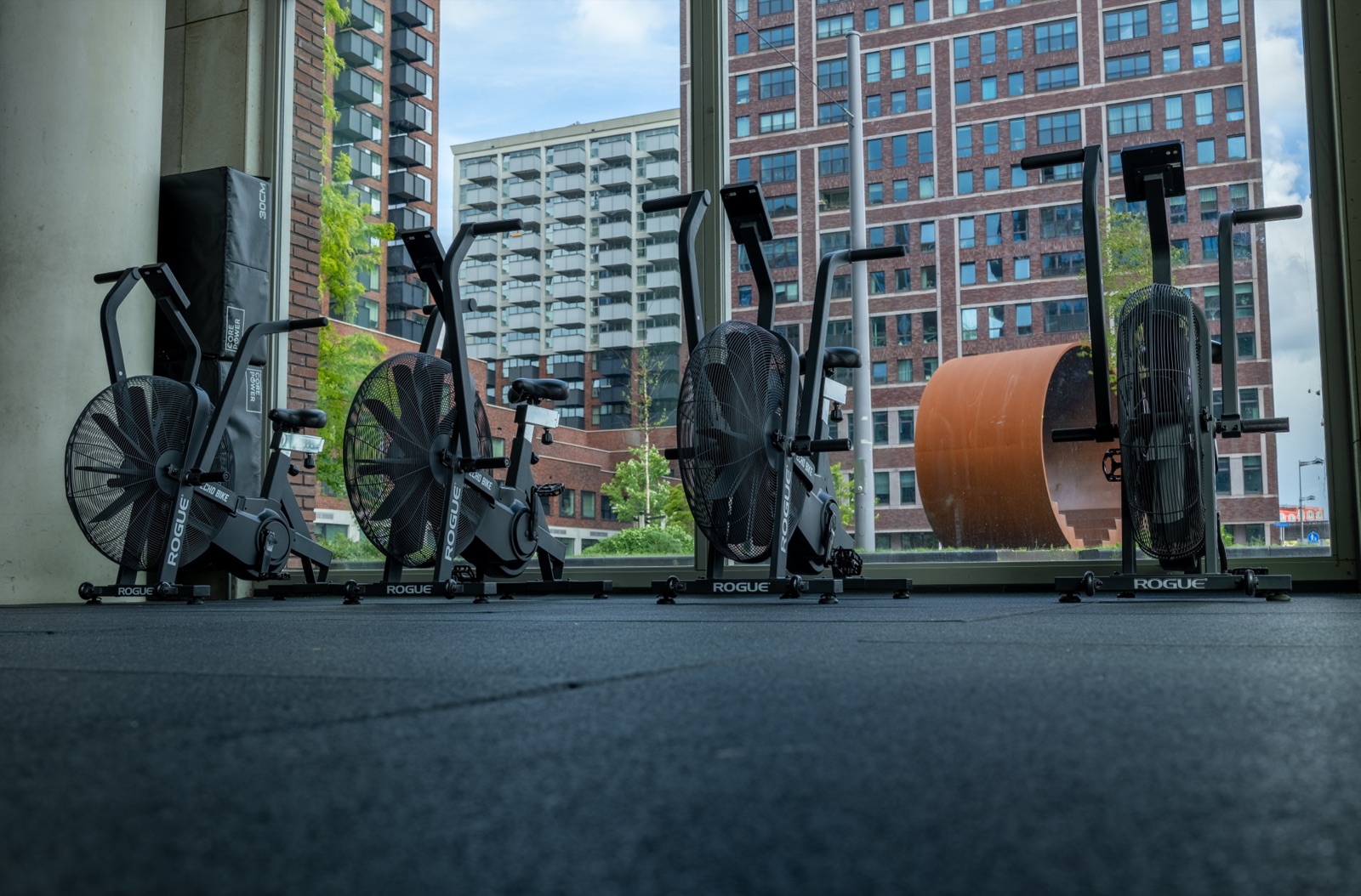 Rij Echo bikes met uitzicht op de stad
