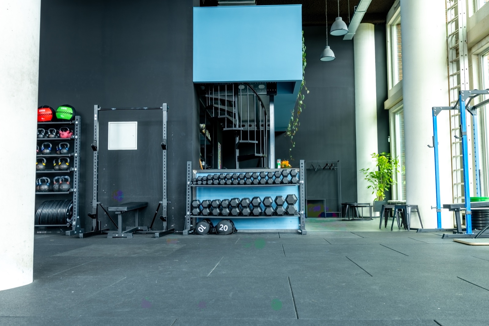 Krachtvloer met dumbbells, kettlebells en spiraaltrap